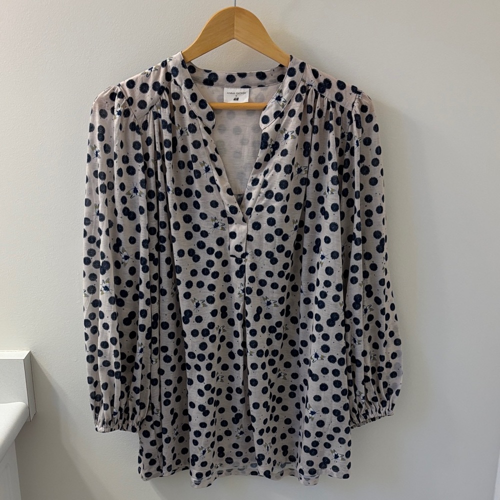 ANNA GLOVER x H&M Top with open neck.